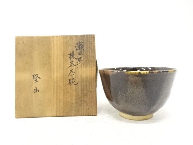 堅山造　瀬戸黒　茶碗